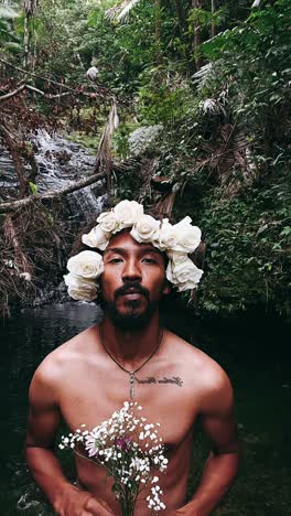 hombre en la naturaleza con corona floral