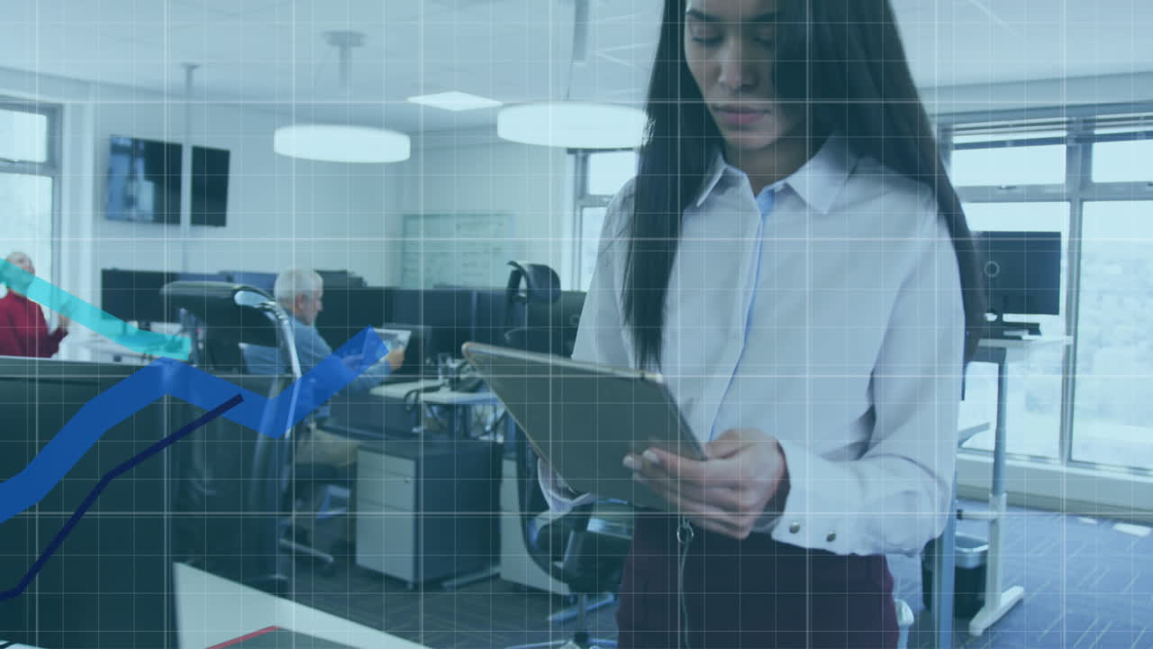 una interfaz digital animada muestra estadísticas a medida que diversos equipos colaboran en una oficina.