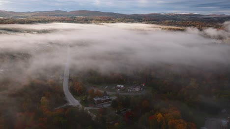 Barrio-Cubierto-Por-Una-Capa-De-Niebla-Durante-El-Otoño-En-Sherbrooke,-Quebec,-Canadá---Toma-Aérea-De-Drones