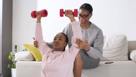 mujer haciendo deporte en casa
