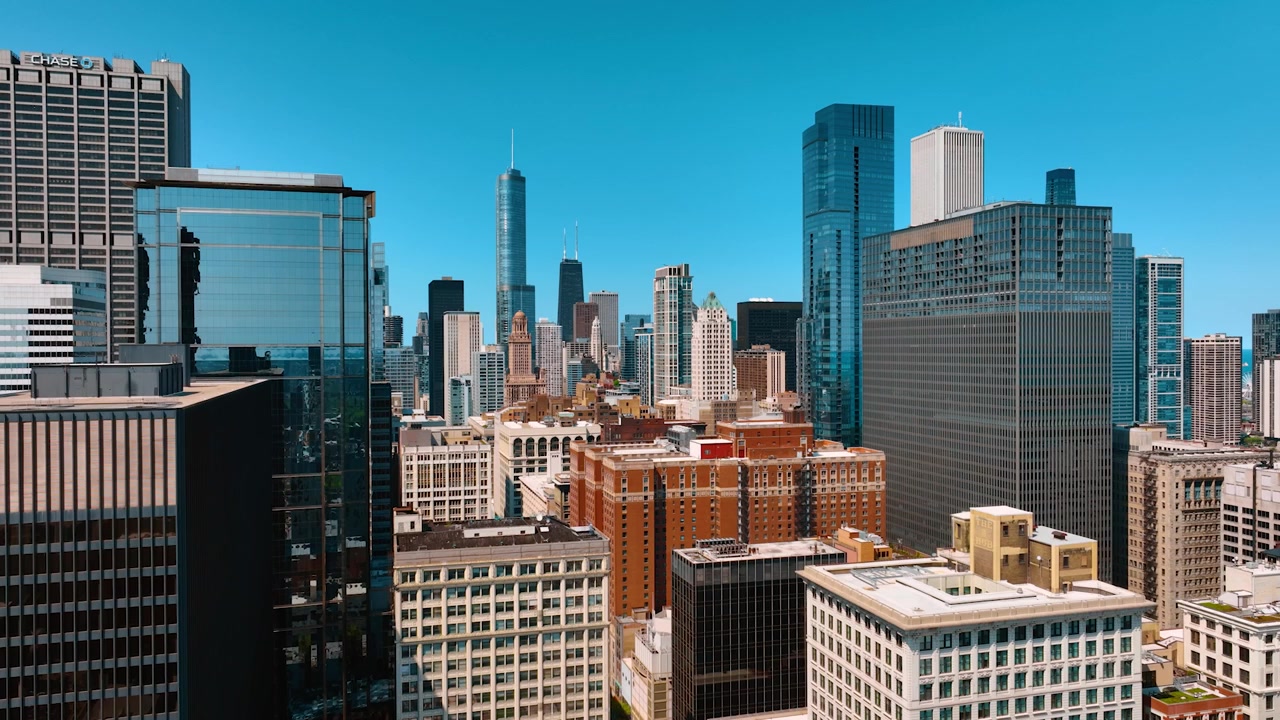 Arquitectura densa del Chicago moderno, Illinois, EE. UU. Dron elevándose sobre el paisaje en un día claro y soleado