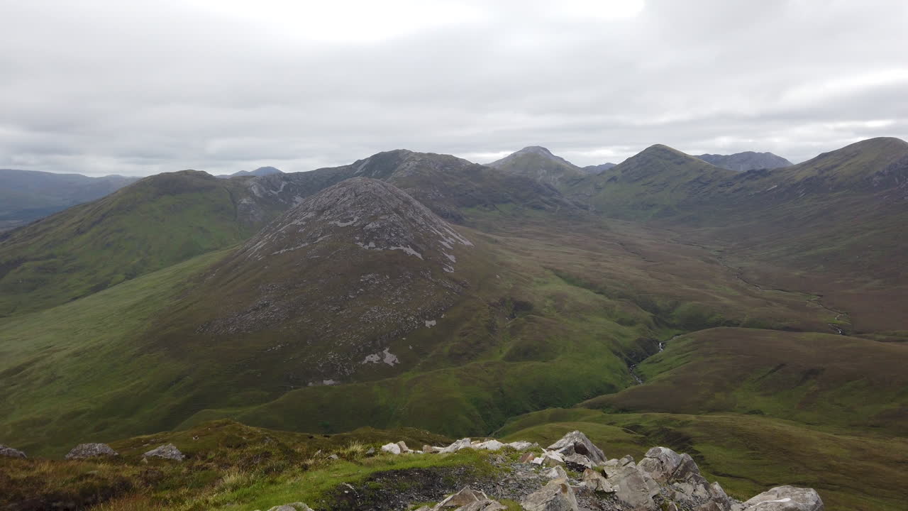 connemara 국립 공원, 카운티 골웨이, 아일랜드 4k의 다이아몬드 언덕 꼭대기에서 패닝 샷