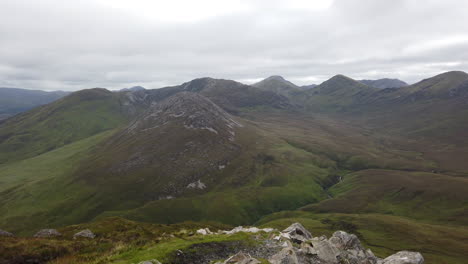 Toma-Panorámica-Desde-La-Cima-De-La-Colina-Del-Diamante-En-El-Parque-Nacional-De-Connemara,-Condado-De-Galway,-Irlanda-4k