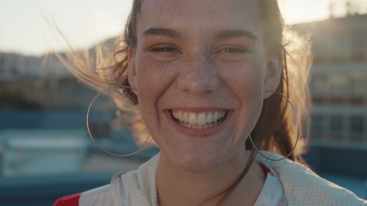 retrato hermosa adolescente sonriendo feliz con el viento soplando mujer de cabello rojo disfrutando de una imagen positiva de sí misma en la ciudad al atardecer