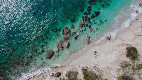 Aguas-Cristalinas-Del-Mar-Que-Llegan-A-La-Playa-De-Arena-En-La-Orilla