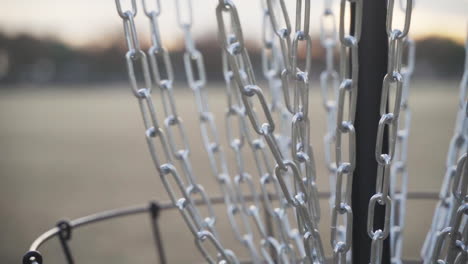 frolf basket cadenas como disco golfista hace putt con un frisbee disco blanco