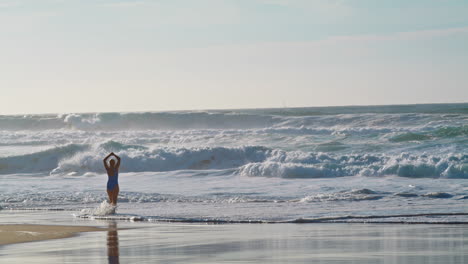 Silhouette-Der-Meereswellen-An-Einem-Stürmischen-Tag.-Gefährliches-Meerwasser,-Das-Zum-Strand-Rollt