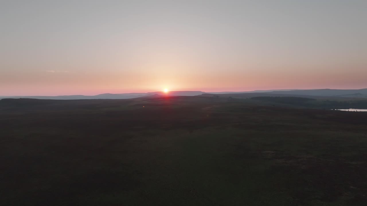 puesta de sol sobre el expansivo páramo en un día de verano nebuloso, avión no tripulado