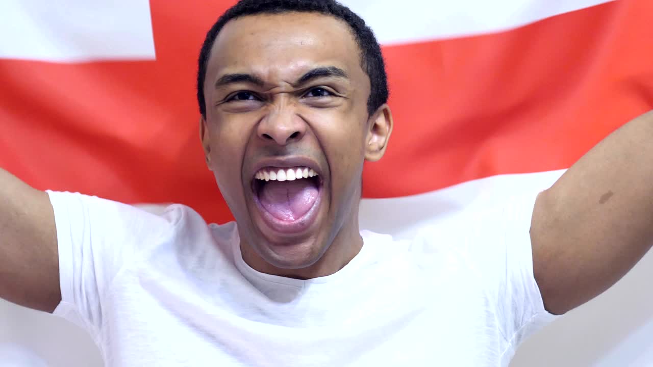 잉글랜드 팬이 슬로모션으로 잉글랜드의 발을 들고 축하합니다.