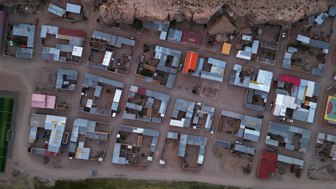 un pueblo colorido en chile con un diseño estructurado al anochecer, vista aérea