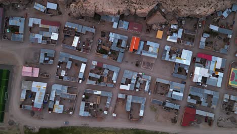un pueblo colorido en chile con un diseño estructurado al anochecer, vista aérea