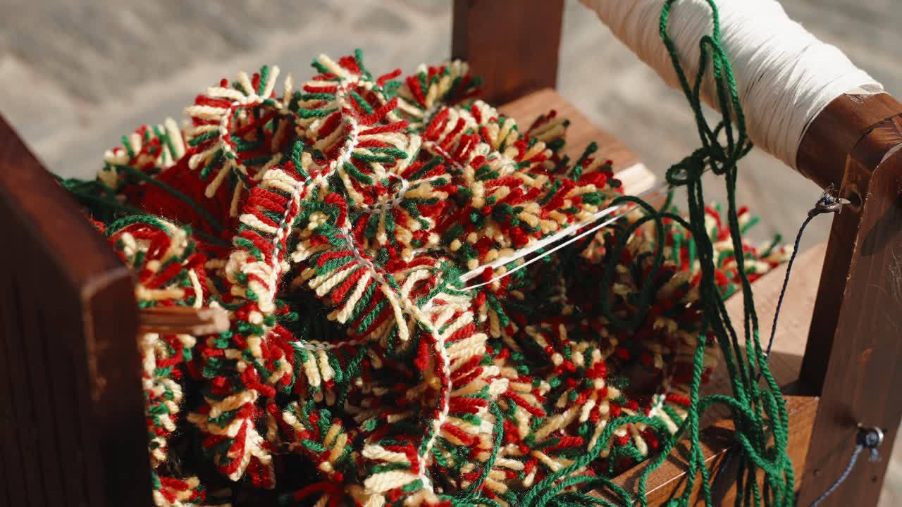 전통적인 직물 위에 활기찬 카레토스 양털 허리