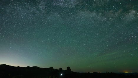 timelapse de la vía láctea del santo grial con airglow