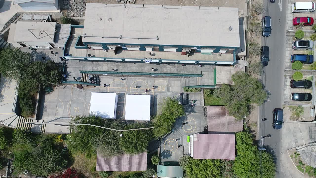 video aéreo hecho con avión no tripulado de un lugar de elecciones para la presidencia y el congreso en perú