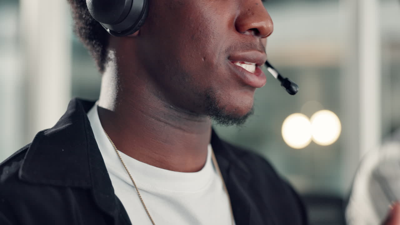 Mann med headset i et callsenter