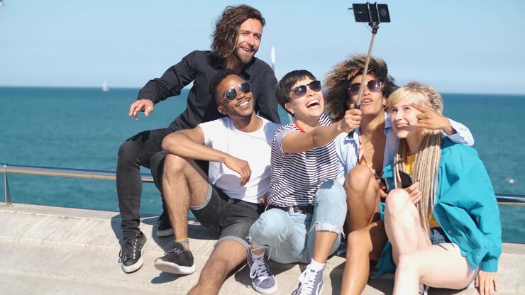 Amici felici che posano per un selfie sul lungomare.