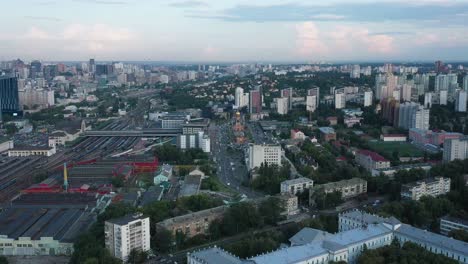 Vista-Aérea-Del-Horizonte-De-Kiev,-Ucrania-Con-Vías-Férreas-Y-Calles-Concurridas-A-La-Vista