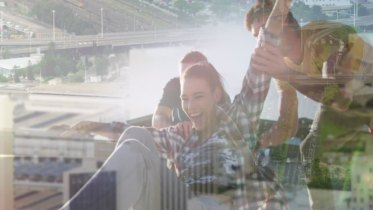 街をスケートボードで走る幸せな白人友人のアニメーション