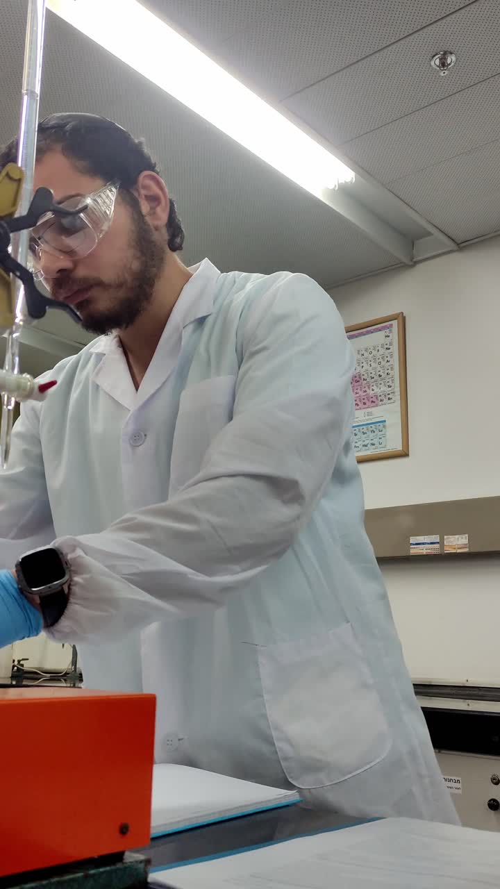 científico que realiza un experimento en el laboratorio
