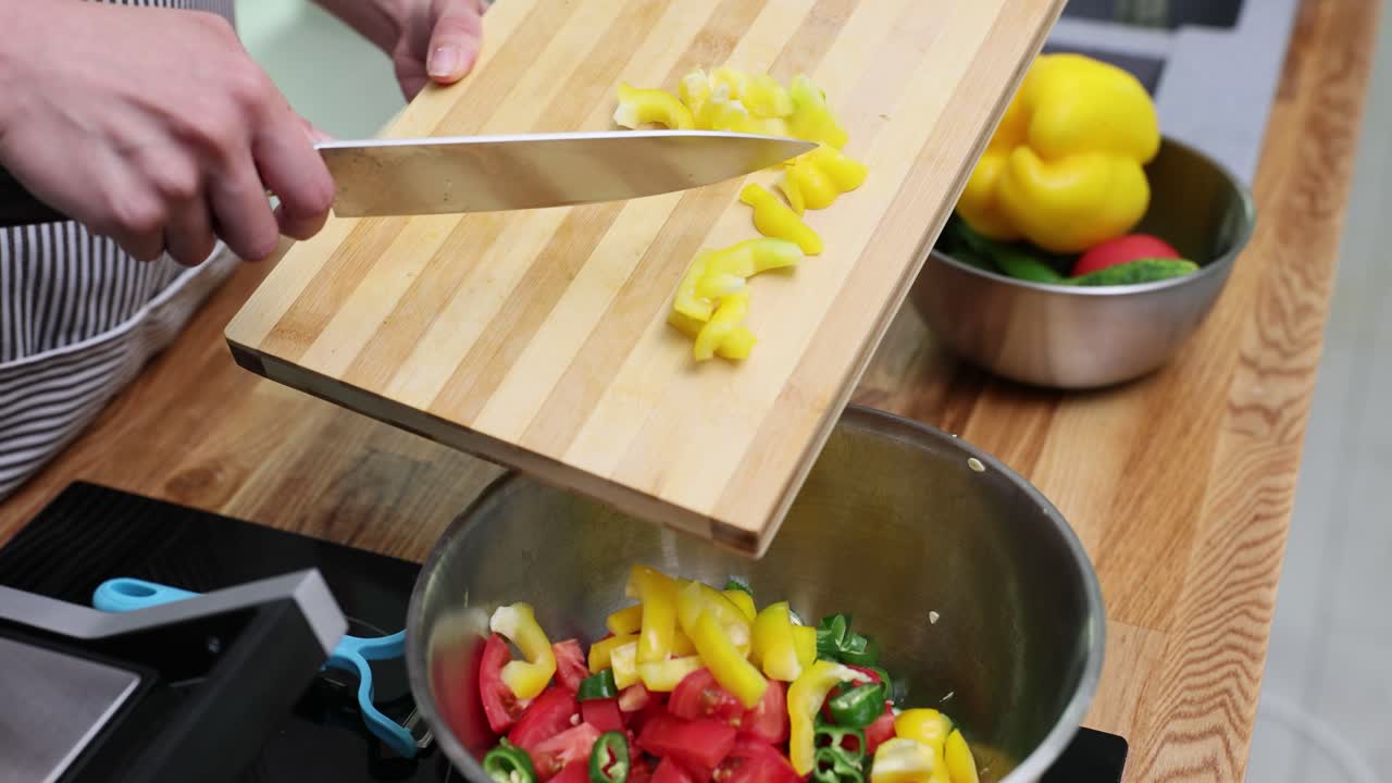 приготовление салата из свежих овощей