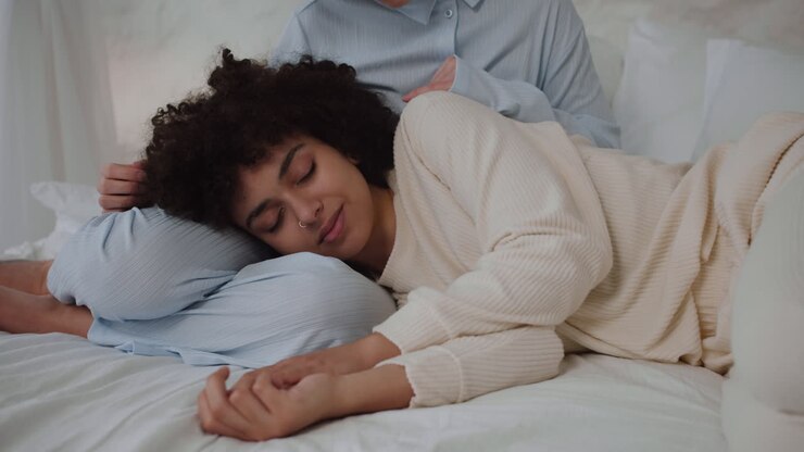 Pareja con ropa en la cama