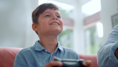 nieto emocionado jugando videojuegos con el abuelo en casa