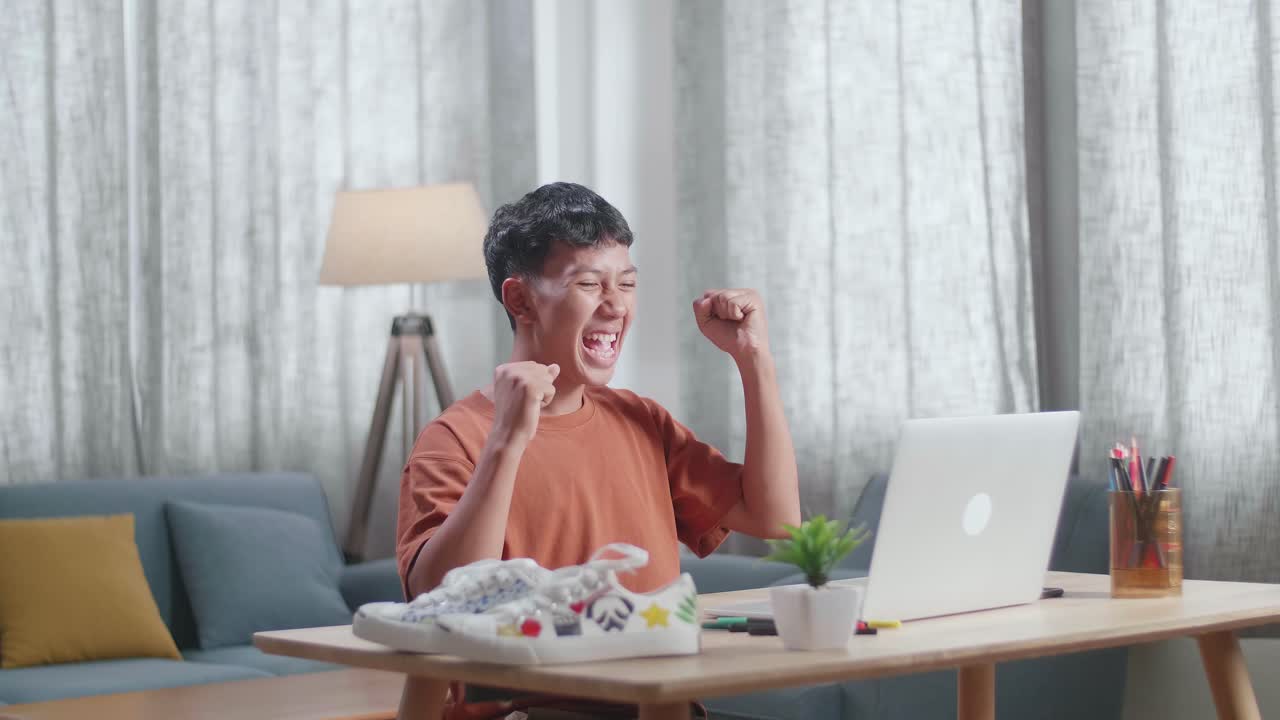 열광적 인 십대 는 디자인 프로젝트 로 성공 을 축하 하고 있다