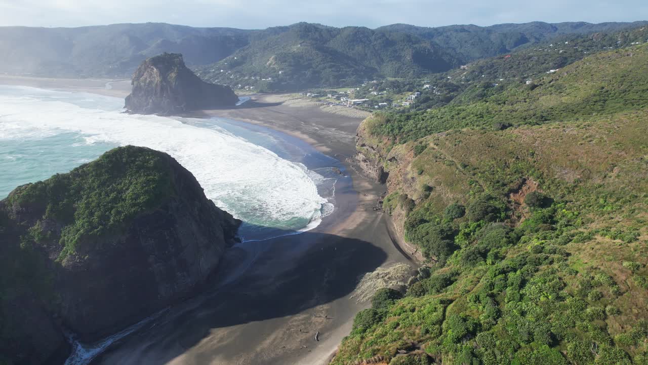 뉴질랜드 북섬 오클랜드 지역의 피하 해변에 있는 낙타 바위 (camel rock) 를 가로지르는 키홀 천연 터널 (keyhole natural tunnel)