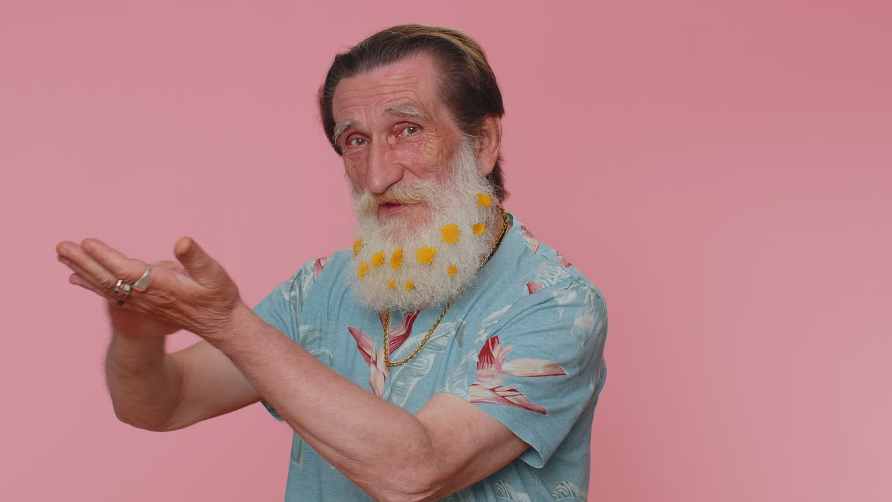 anciano abuelo hombre que muestra desperdiciar o lanzar dinero alrededor de gesto de la mano, más propinas, gran ganancia