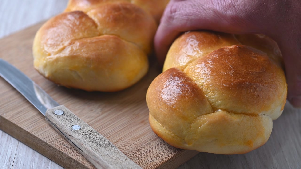 Traditionelt flettet påskebrød. Tsoureki-fletning