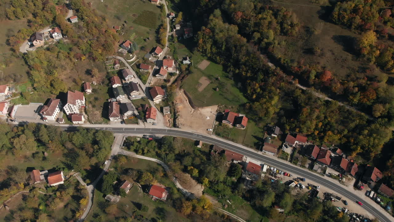 pequeño pueblo de montaña en bosnia y herzegovina, podorašac, vista aérea