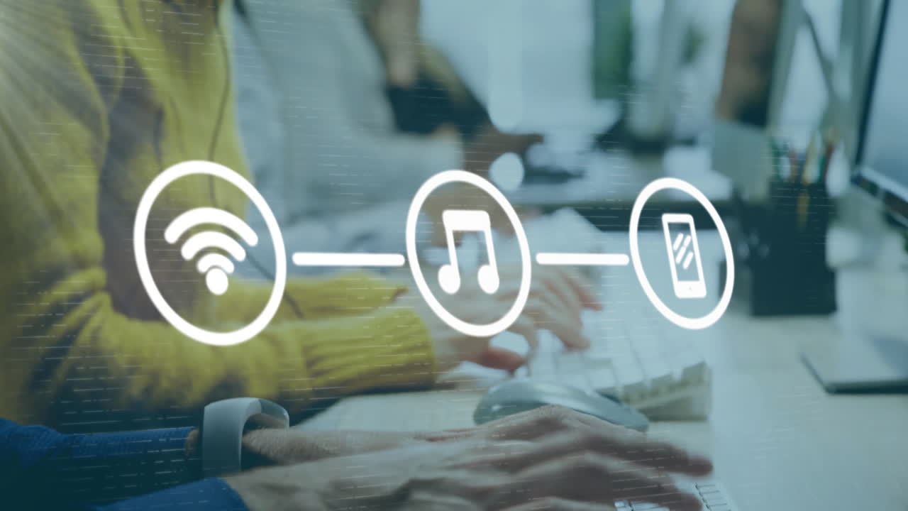 animación de iconos de medios sobre diversas personas de negocios que usan computadoras en la oficina