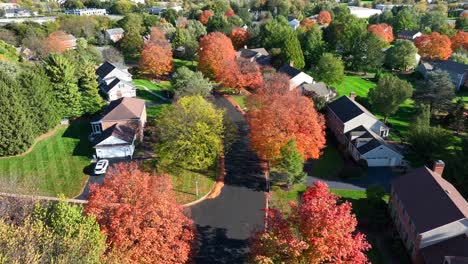 pequeña ciudad estadounidense en otoño