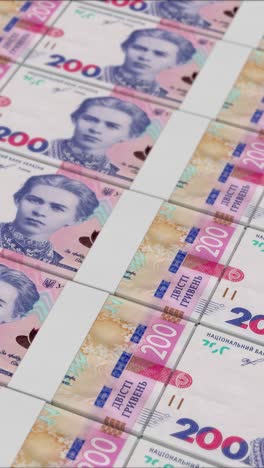 vídeo vertical de billetes de 200 hryvnia ucranianos impresos por una prensa de dinero