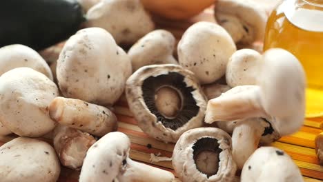 setas de botón frescas listas para cocinar