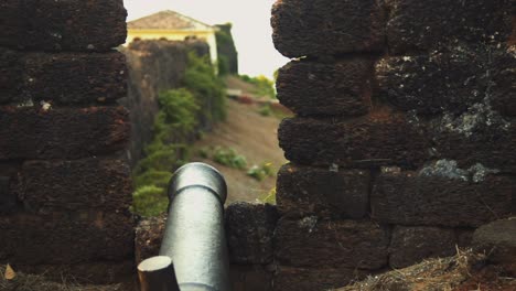 camiones pan de izquierda a derecha a través de la batalla histórica con el cañón de plata apuntan