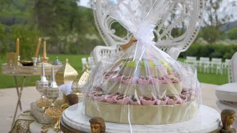 disparo de establecimiento lento de múltiples niveles de pasteles cubiertos de celofán