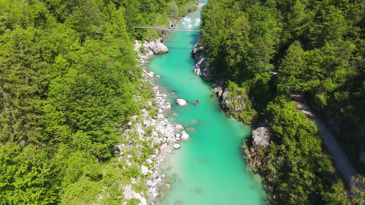 Vista aerea di persone che fanno kayak sul fiume Soča turchese, Slovenia