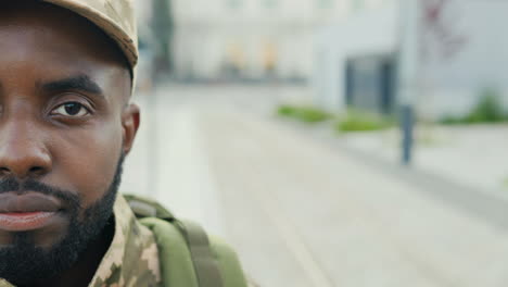 retrato de un alegre soldado sonriendo en la calle