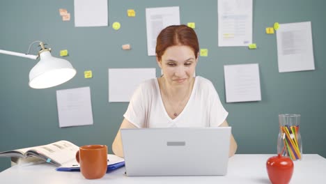 satisfecha con lo que ve en el portátil, la mujer asiente con la cabeza.