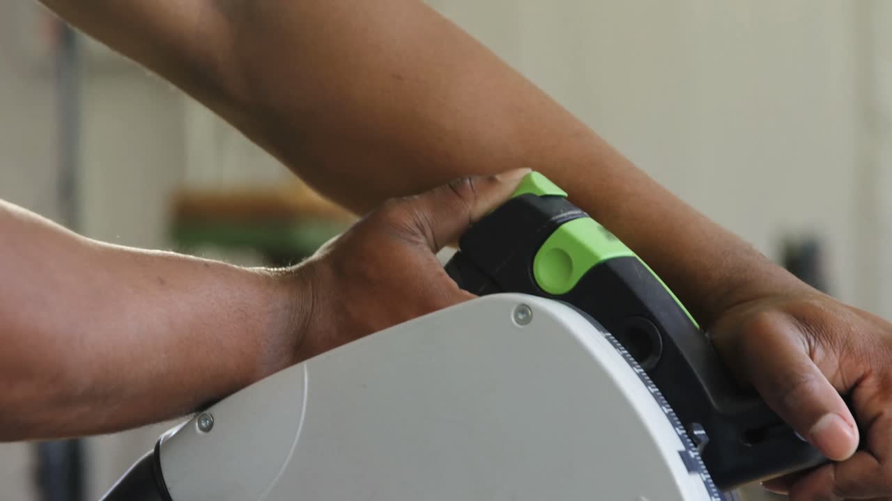 carpintero nivelando la madera con una máquina de pulir 4k