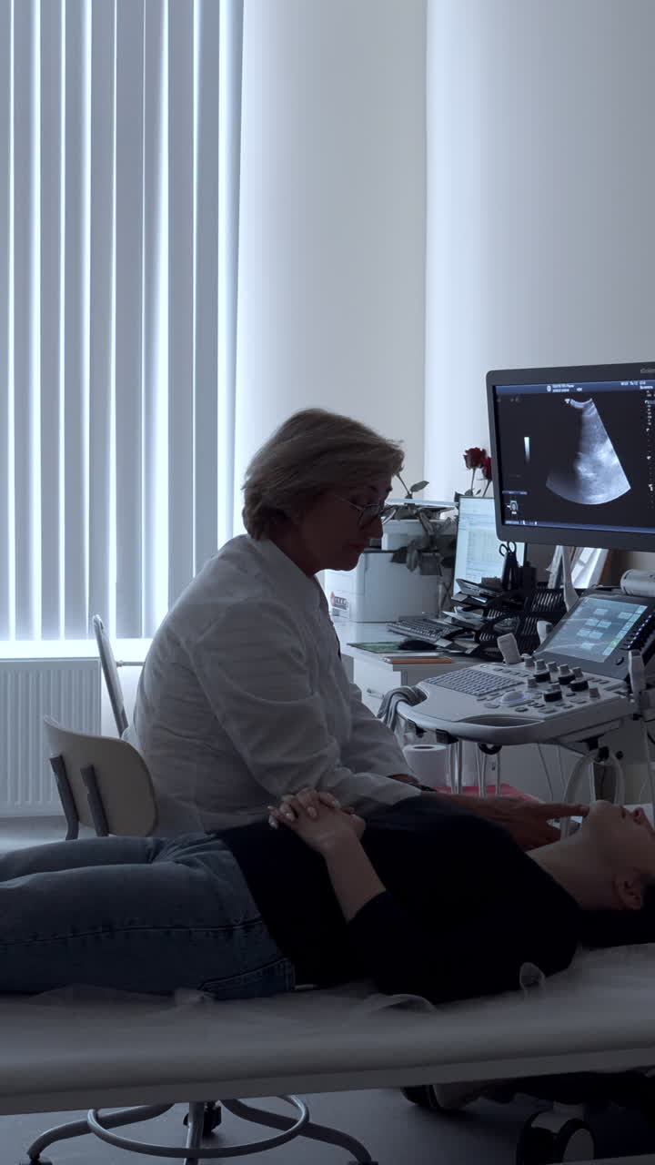 Medico che esegue un'ecografia su un paziente