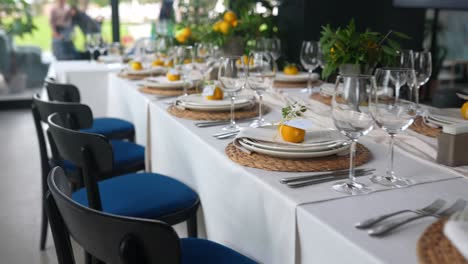 elegante decoración de mesa con decoraciones de limón