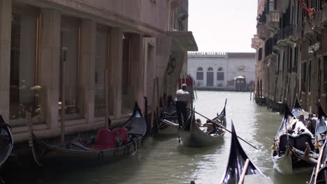 Barcos-De-Góndola-Con-Un-Gondolero.