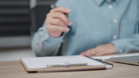 manos de un contable trabajando en una calculadora en el lugar de trabajo trabajando en el escritorio