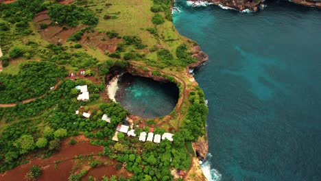 Gebrochener-Strand,-4K-Drohne-Eines-Riesigen-Dolinenlochs-In-Nusa-Penida,-Indonesien