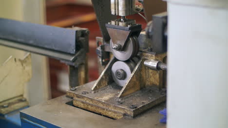 detalle de procesamiento de metal en un torno automático en un taller de trabajo de metales