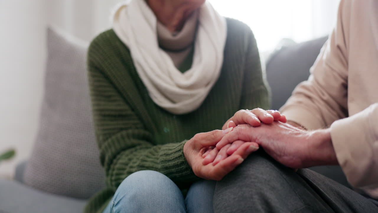 amigas mayores, tomadas de la mano.