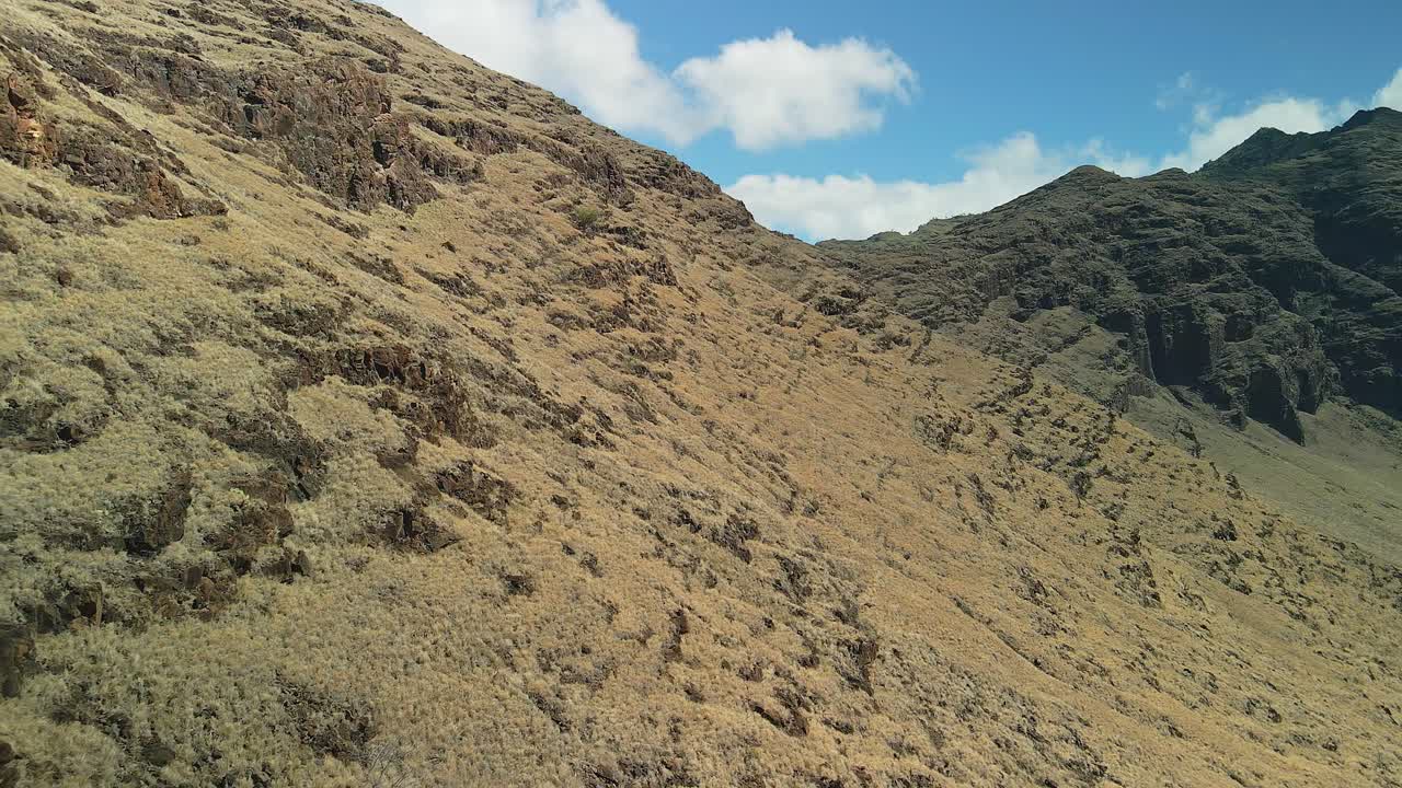 vista aérea de la montaña hawaiana con cielo azul soleado y nubes