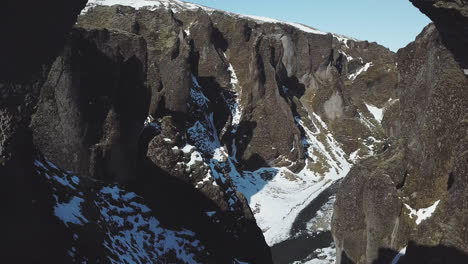 drone de vista aérea volando en un hermoso paisaje entre montañas en la fría islandia